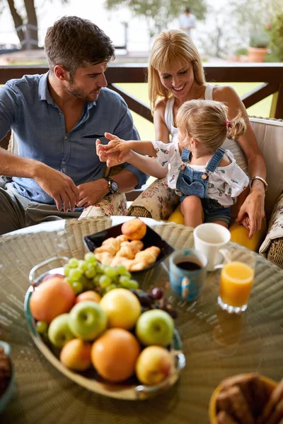 Familia joven con niño desayunando — Foto de Stock