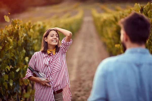 Wine grapes in a vineyard. Happy woman with wine on vineyard — Stock Photo, Image