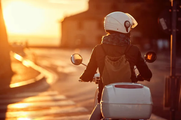 Nainen skootterilla. tyttö ratsastus moottori skootteri tiellä — kuvapankkivalokuva