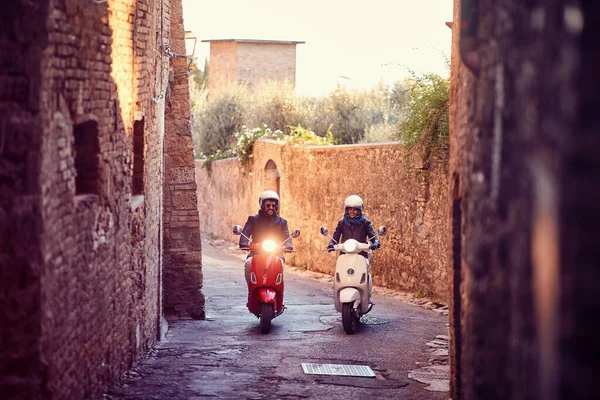 Un cuplu zâmbitor pe scuter. Motocicliști pe drum — Fotografie, imagine de stoc