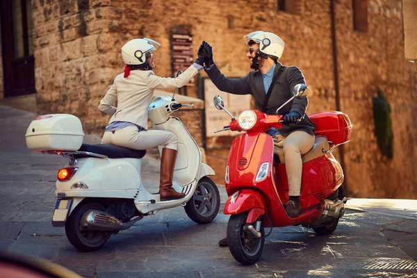 Mladý pár na skútru Vespa. Motorkáři pár — Stock fotografie