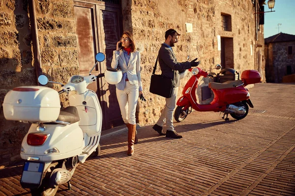 Geschäftspaar auf Motorroller. Paar auf Motorroller — Stockfoto