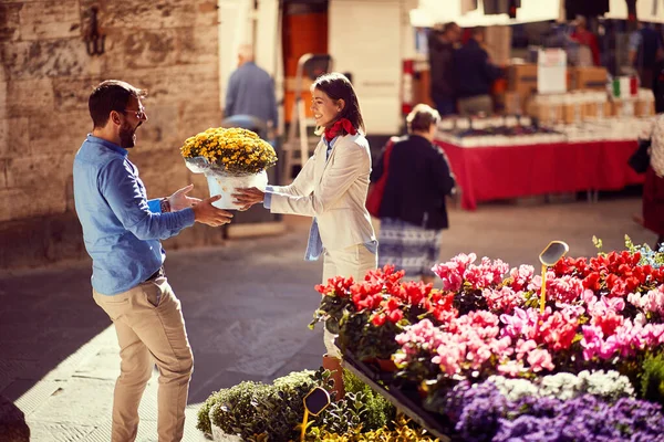 Мужчина покупает растения в цветочном магазине на улице — стоковое фото