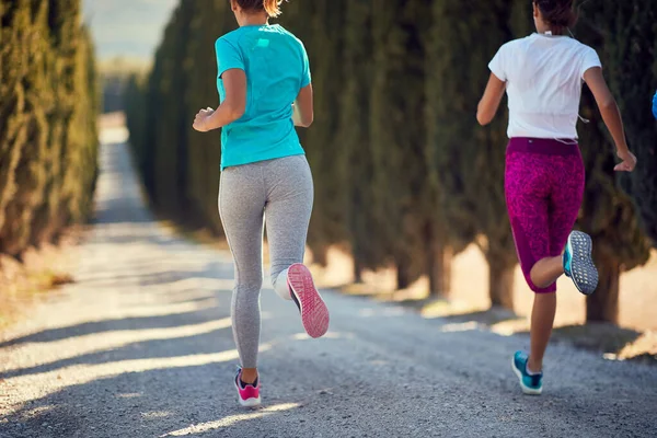 Mujer joven corriendo juntos al aire libre viviendo estilos de vida saludables activos — Foto de Stock