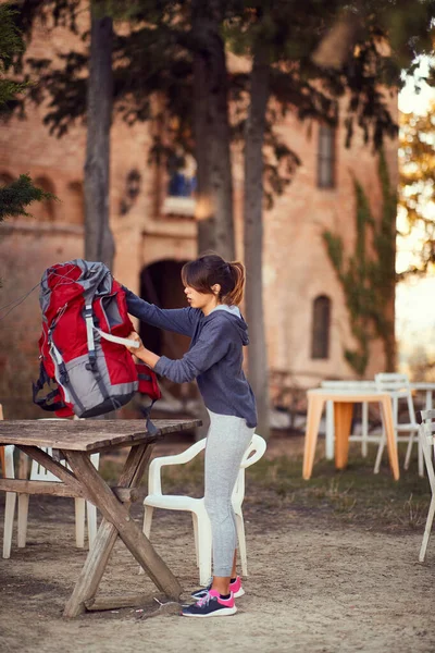 Menina prepara uma mochila para a viagem — Fotografia de Stock