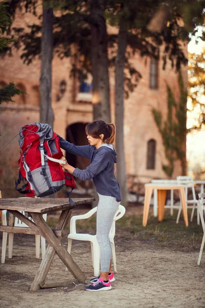 Ragazza prepara uno zaino per il viaggio — Foto Stock