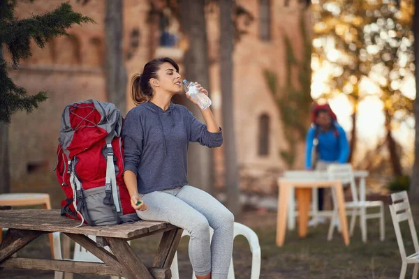 Meisje drinken water te blijven reizen — Stockfoto
