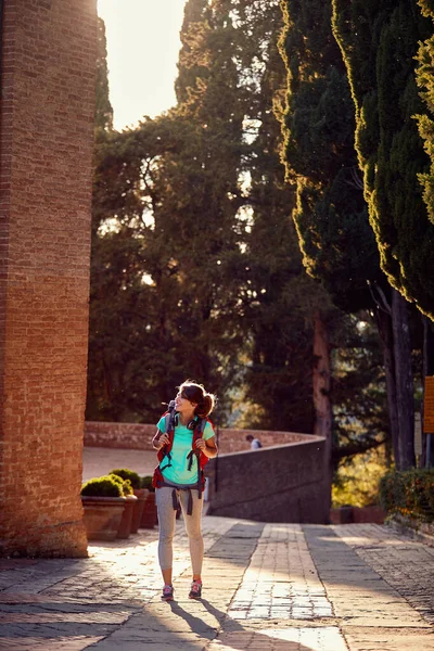 Jeune femme explorant une ville, touriste heureux sur la route — Photo