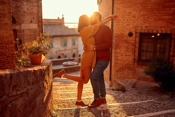 Romantik çift gün batımında dışarıda öpüşüyor. — Stok fotoğraf