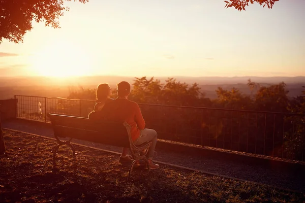 Romantický pár při západu slunce. pár si užívá západ slunce ve městě — Stock fotografie