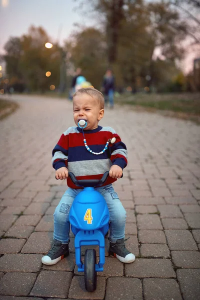 Huilende jongen op de fiets. Familie, jeugd, seizoen en mensen concept — Stockfoto