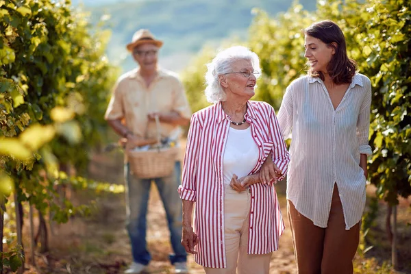 Wein und Trauben. Familientradition. Weinlese. Mutter und Tochter auf dem Herbstweinberg — Stockfoto