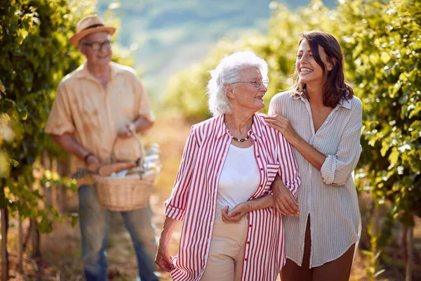 Mãe e filha felizes na vinha. Tradição familiar. Colheita de uvas . — Fotografia de Stock