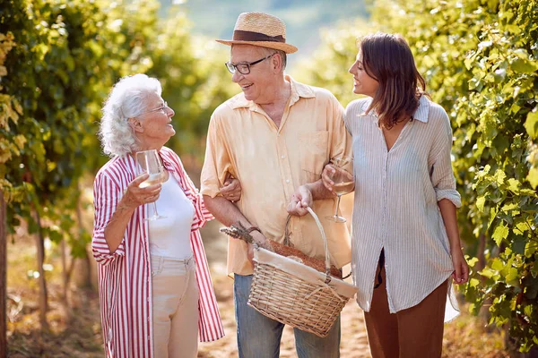 Aile kadeh kaldırır, şarap içer ve dışarıda eğleniriz. Geleneksel kır üzüm bağı