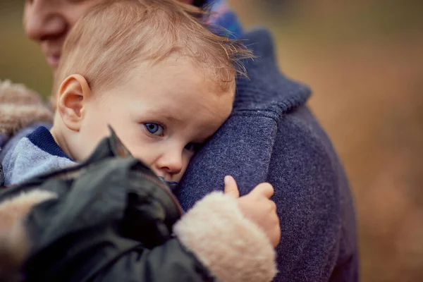 Trött söt pojke med mamma i höstparken tillsammans — Stockfoto