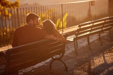 Aşık bir adam ve kadın dışarıda eğleniyorlar.