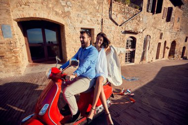 Sadece mutlu bir adamla ve kadınla evlendim. Genç mutlu çift scooter kullanıyor..