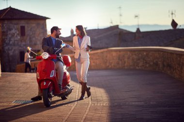 Scooter 'da gülümseyen insanlar