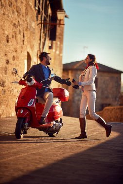 İş adamı ve kadın scooter 'da.