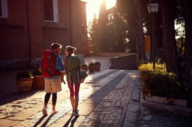 Genç adam ve kadın, yolculukta eğleniyor ve eğleniyorlar..