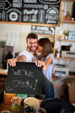 Biz açığız - erkek ve kadın dükkanlarını açıyor 