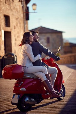  İş adamı ve kadın scooter 'da.