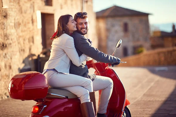 Lächelnder Geschäftsmann und Frau auf Roller — Stockfoto