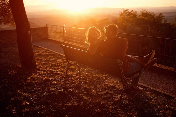 Romantisk Ung Man Och Kvinna Kyssas Utomhus Vid Solnedgången — Stockfoto