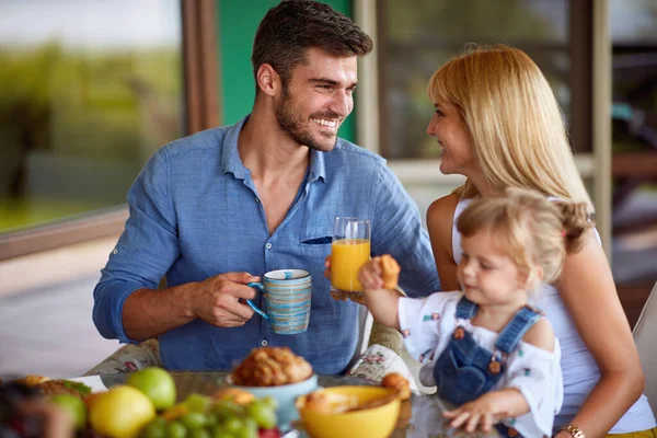 Paar mit Tochter schaut einander an — Stockfoto