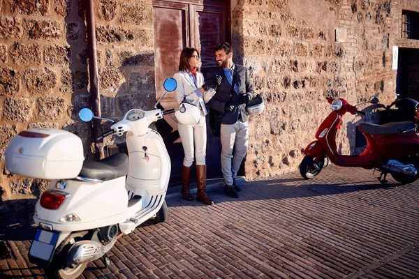 Geschäftspaar. Paar auf Motorroller. — Stockfoto