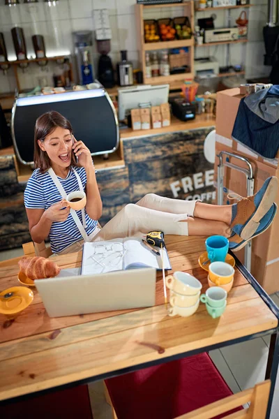 Success woman working with laptop ready to open their cafe. — Stock Photo, Image