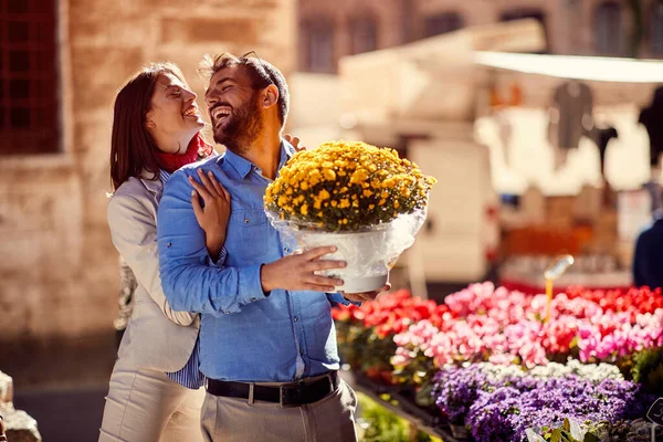 Mężczyzna i kobieta kupujący rośliny w kwiaciarni na ulicy. — Zdjęcie stockowe