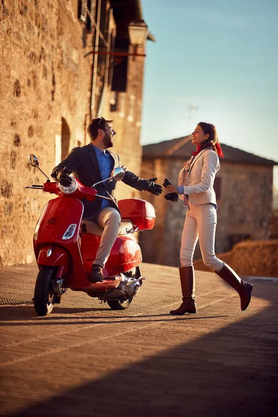 Geschäftsmann und Frau auf Motorroller — Stockfoto