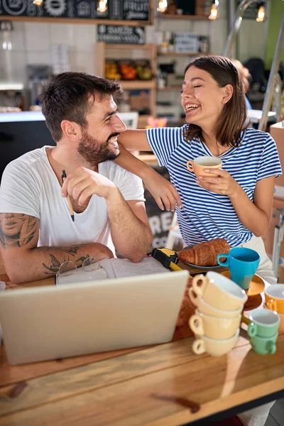 Homem e mulher com laptop pronto para abrir seu cafe.Small empresa — Fotografia de Stock