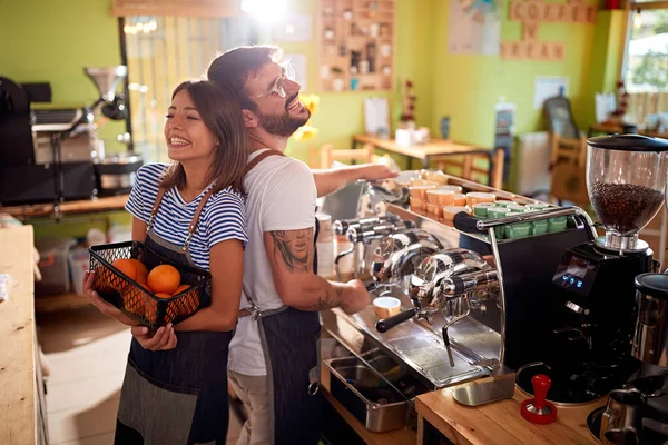 El hombre y la mujer que trabajan en la pequeña empresa shop.small café, personas y — Foto de Stock