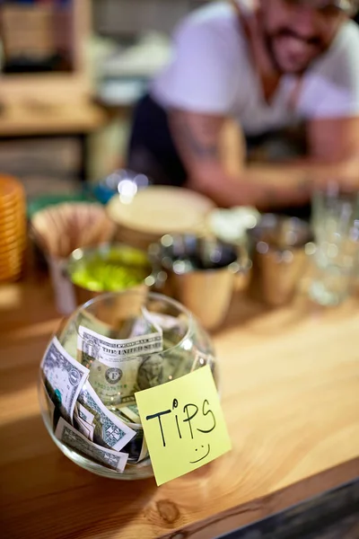 Tips - Pengar kvar för en anställd, koncept. — Stockfoto