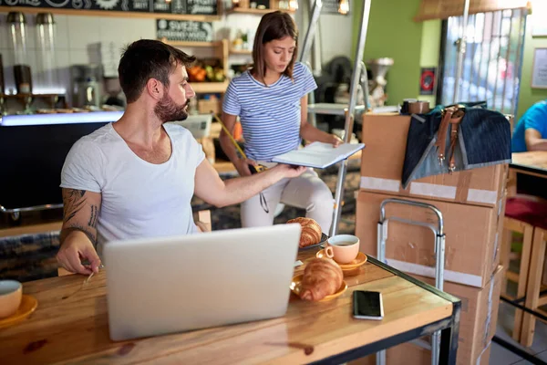 Kaffeehaus-Ladenbesitzer und Mitarbeiter arbeiten zusammen. — Stockfoto