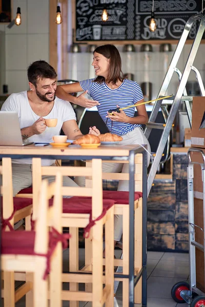 Homem Mulher Felizes Que Trabalham Cafetaria — Fotografia de Stock