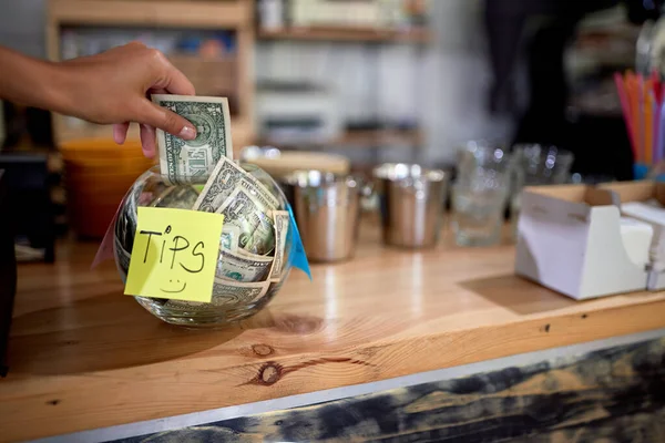 Trinkgeld - Geld für einen Mitarbeiter, Kaffee-Geschäftskonzept. — Stockfoto