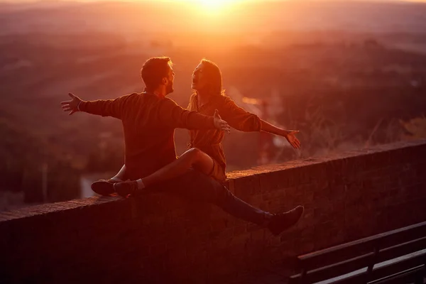 Amantes. romântico ao pôr-do-sol. homem e mulher sorrindo e desfrutando juntos — Fotografia de Stock