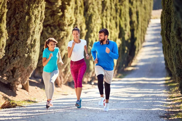 Groep sportieve mensen joggen — Stockfoto