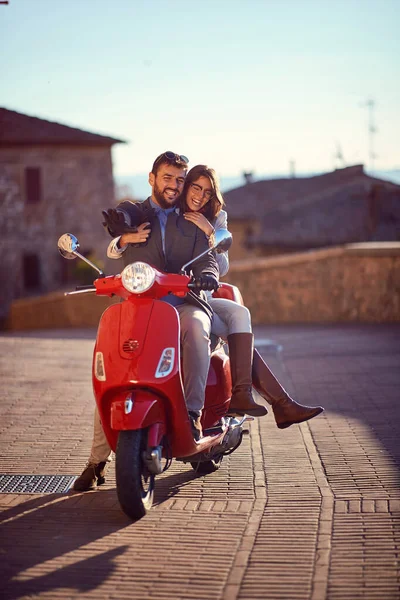 Uomo e donna romantico divertirsi sugli scooter. Giovane coppia ridi — Foto Stock