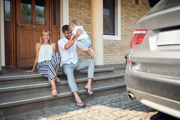 Barn på papporna axlar sittande — Stockfoto