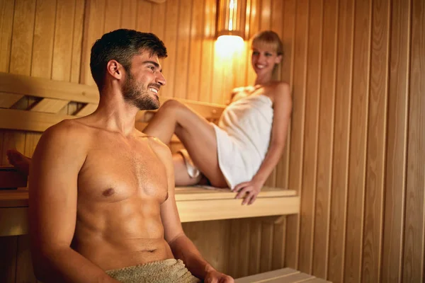 Mann und Frau in der Sauna — Stockfoto