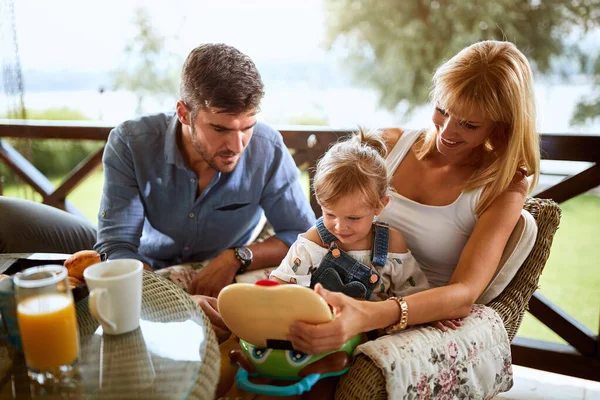 Pareja jugando con su hija durante el desayuno — Foto de Stock