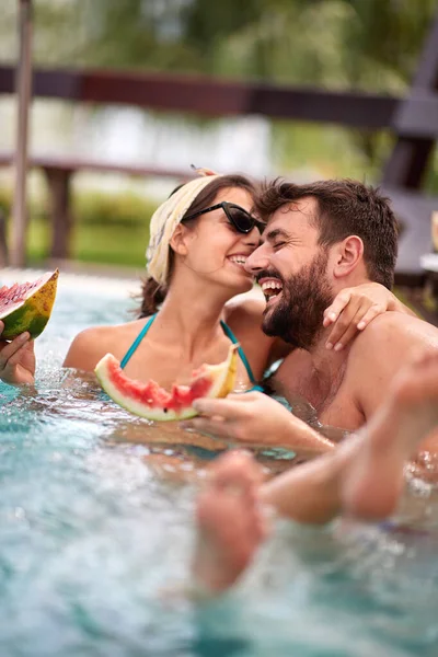 Hugging pair in pool — ストック写真