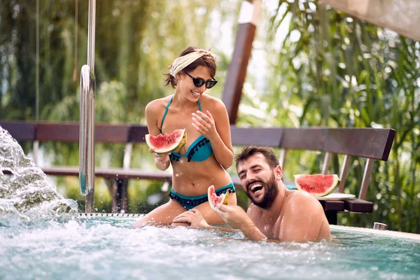 Jovem par na piscina — Fotografia de Stock