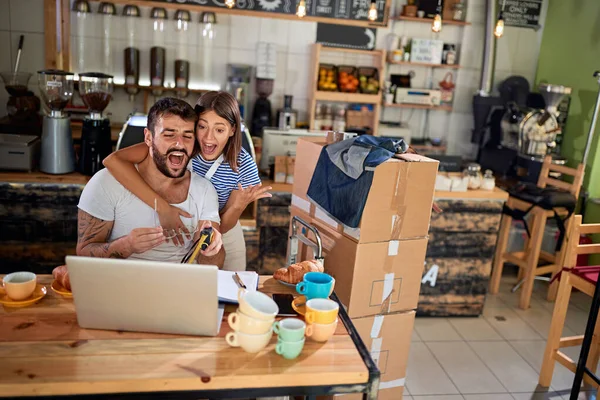 Casal que trabalha na cafeteria - dono da cafeteria — Fotografia de Stock