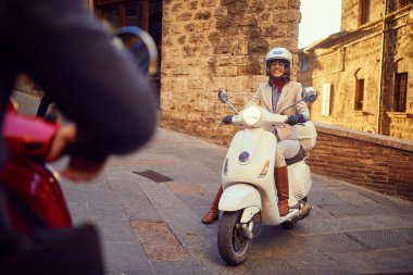  Şehirde Vespa Scooter 'da gülümseyen kız. Motorcular.