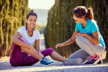 Dışarıda koşan kadın birlikte antrenman yapıyor.. 